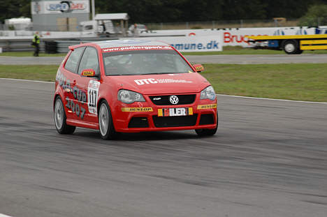 Casper Elgaard og Michel Nykjær kørte denne Volkswagen Polo Cup racer ind på en samlet 4. plads i sidste afdeling af DEC mesterskabet.
(Foto: Motorsporten.dk)
